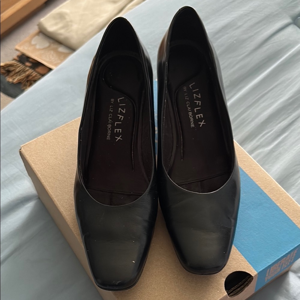 Size 7 black lizflex pump